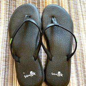 Sanuk comfy flip flops